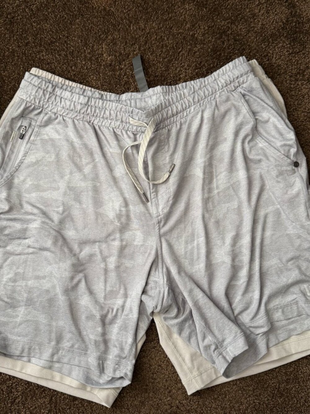 Vuori Men’s Shorts Lot of 2 Size Large – Gray & Cream Athletic Performance Short